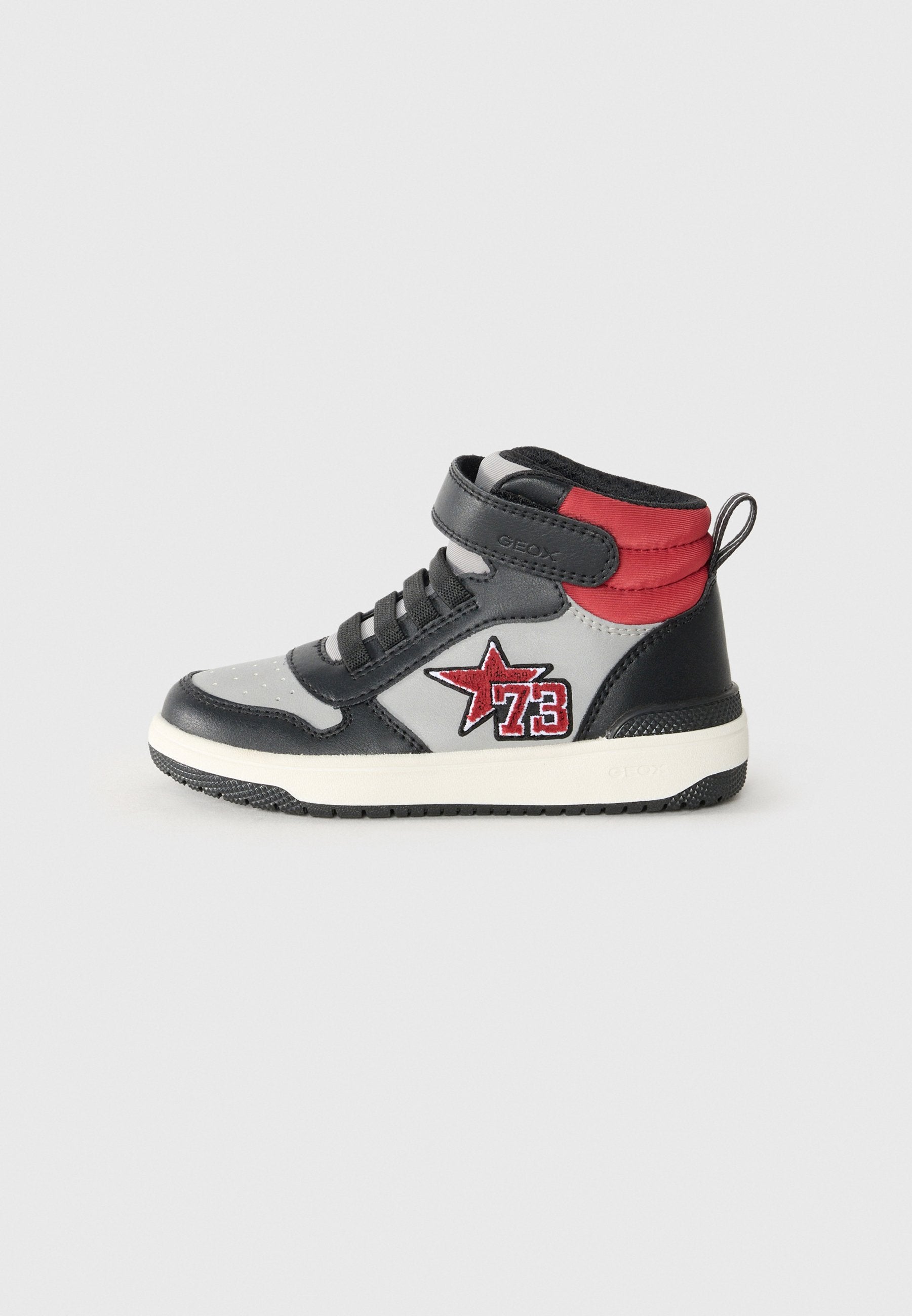 Schwarzer und grauer Sneaker-Stiefel mit roten Akzenten, Klettverschluss und Schnürdesign. Verfügt über ein Stern-Logo und eine strukturierte Gummisohle.