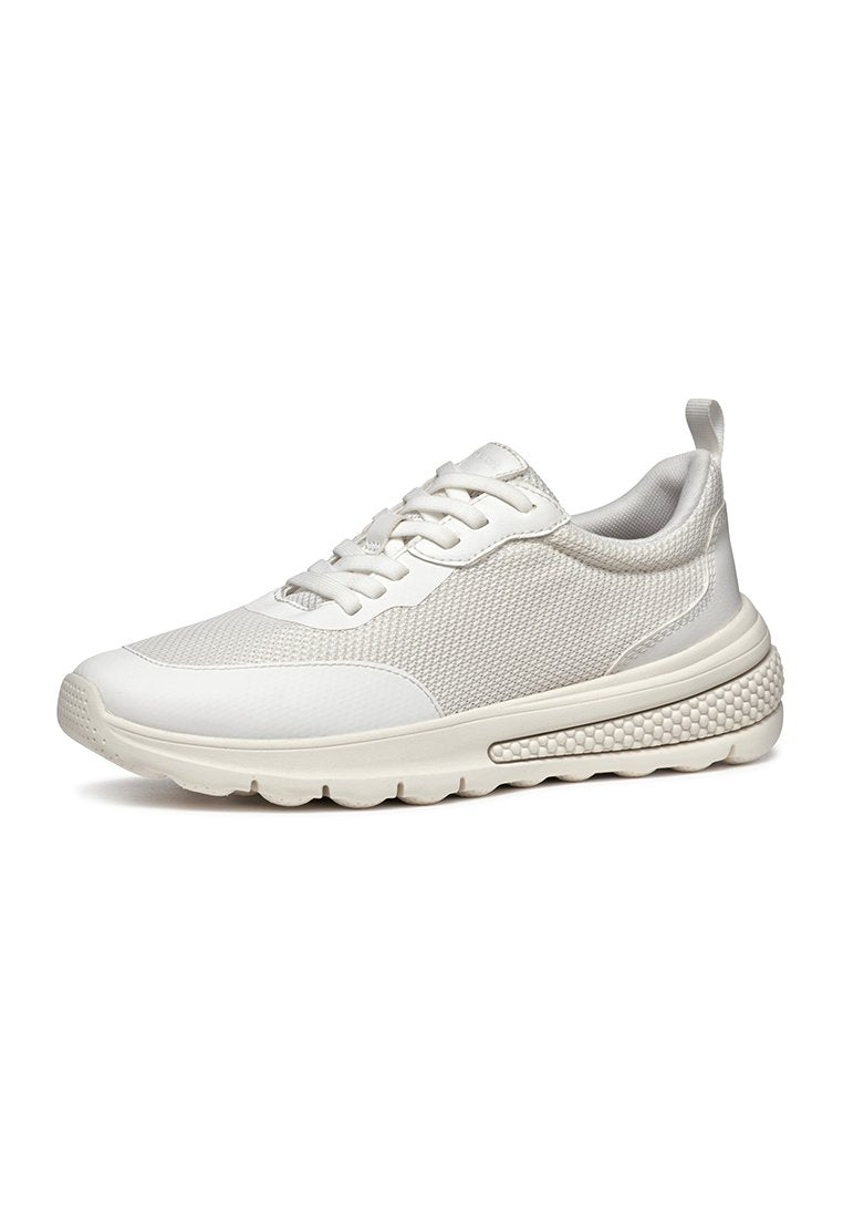 Leichte weiße Sportschuhe mit Mesh- und Lederobermaterial, abgerundetem Zehenbereich, Schnürdesign, gepolstertem Schaft und strukturiertem Gummisohlenprofil.