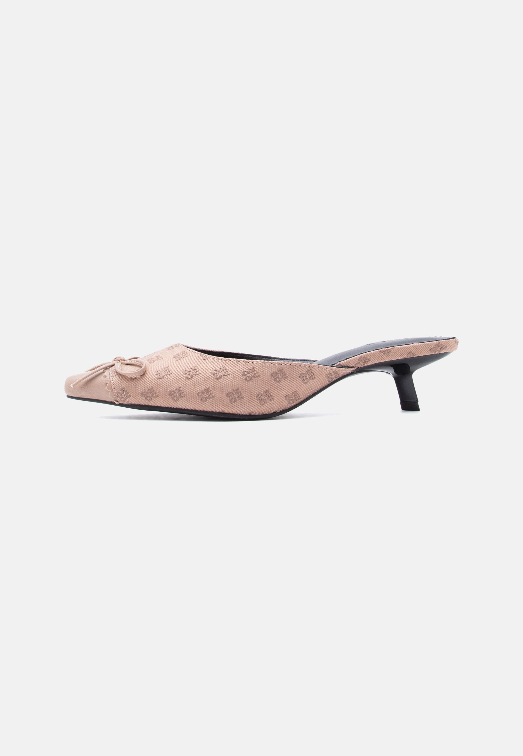 Beiger Kitten-Heel mit spitz zulaufender Spitze, Schleifendetail und gemustertem Obermaterial, Seitenansicht vor weißem Hintergrund.