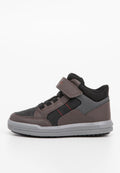 High-Top Sneaker mit oberem Teil aus braunem und grauem Synthetik, schwarzen Akzenten, roten Nähten und einem Klettverschluss. Gummisohle mit strukturiertem Grip.