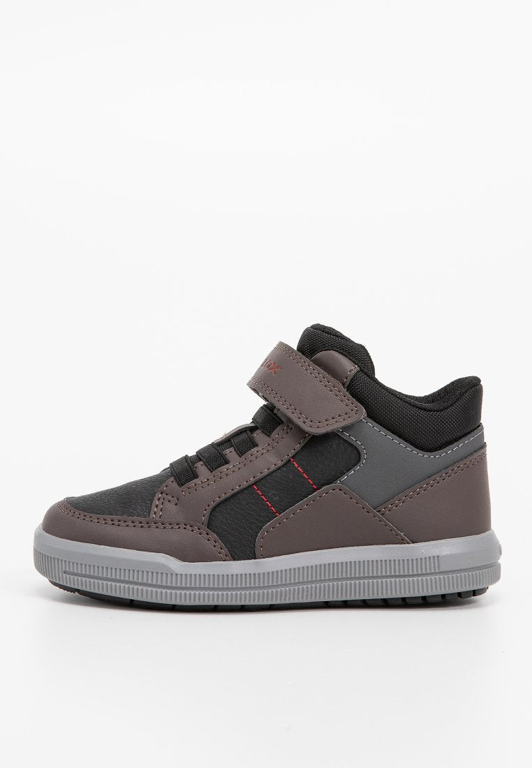 High-Top Sneaker mit oberem Teil aus braunem und grauem Synthetik, schwarzen Akzenten, roten Nähten und einem Klettverschluss. Gummisohle mit strukturiertem Grip.