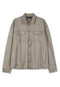 Hellgraues Button-Up-Hemd-Jackett aus glattem Stoff, mit zwei Brusttaschen, gesticktem Logo und entspannter Passform.