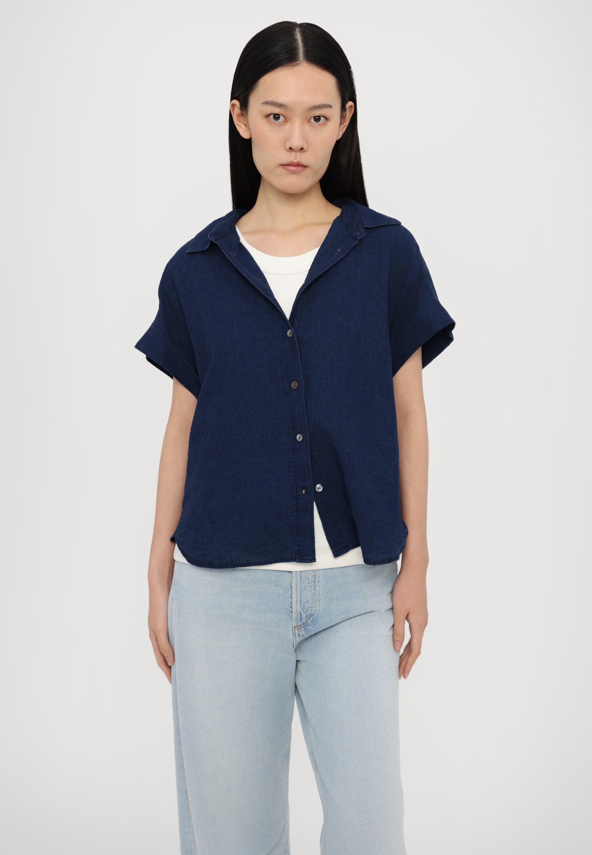 CLOSED SLEEVELESS SHIRT