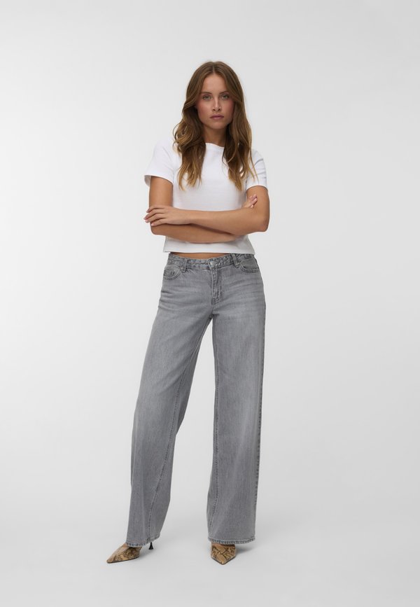 Vero Moda Wide-fit VMFAYE Low rise Wide Leg Fit - Relaxed fit jeans - medium grey denim