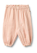 Helle rosa Musselinhose mit elastischem Bund und gesammelten Bündchen. Verziert mit kleinen roten Herzakzenten und einer texturierten, zerknitterten Oberfläche.