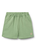 Grüne Baumwollshorts mit elastischem Bund und kleinem Etikett. Glatte Textur und einfaches Design mit lockerem Schnitt.