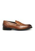 Braune Lederloafers mit Stitching-Details, einem breiten Riemen über dem Blatt und einer leicht gebogenen Zehenpartie. Schwarze Gummisohle für guten Halt.