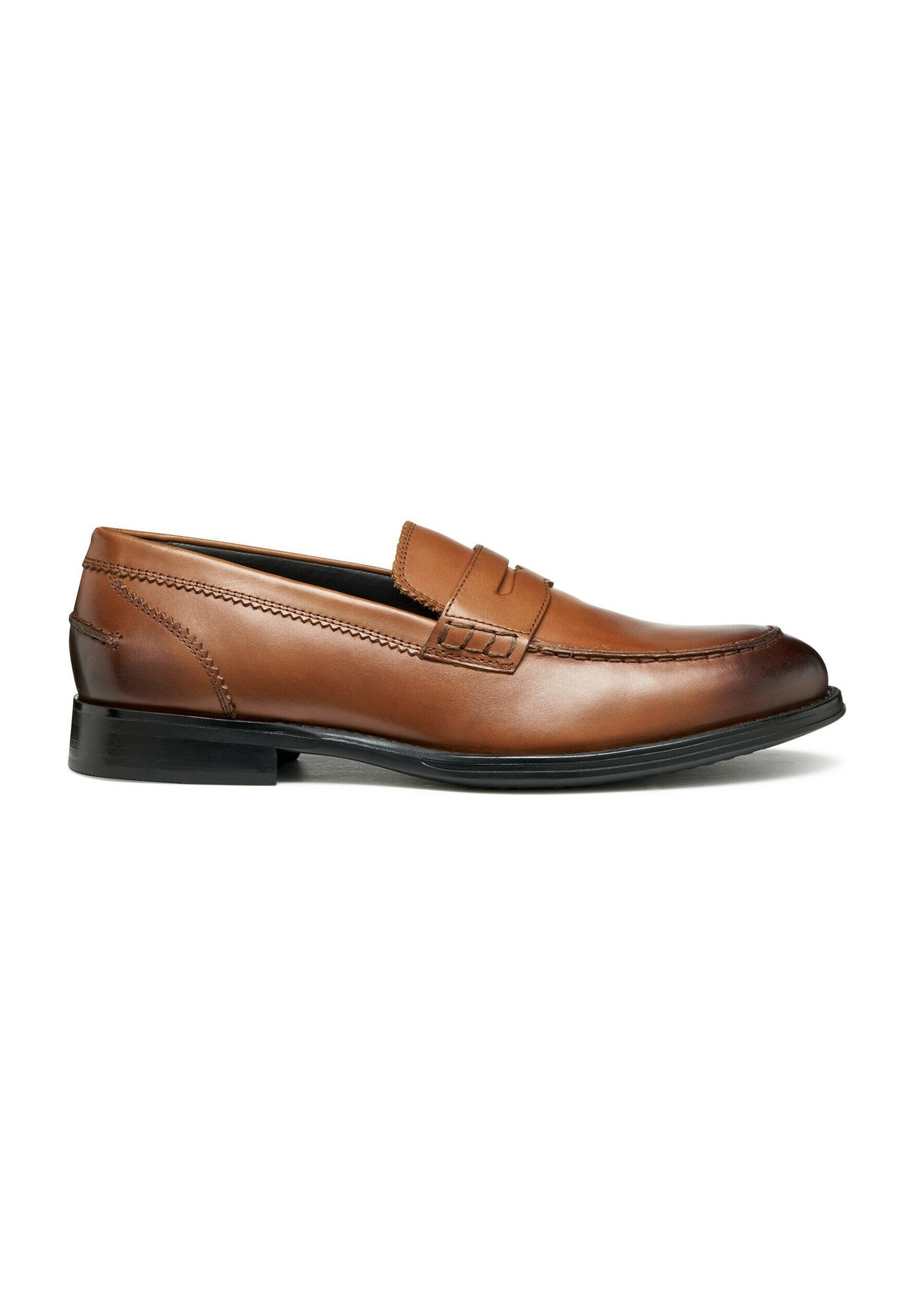 Braune Lederloafers mit Stitching-Details, einem breiten Riemen über dem Blatt und einer leicht gebogenen Zehenpartie. Schwarze Gummisohle für guten Halt.