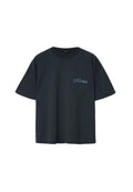 Schwarzes Kurzarm-T-Shirt aus Baumwolle mit rundem Halsausschnitt und kleinem "AllSaints"-Logo auf der linken Brust.
