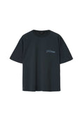Schwarzes Kurzarm-T-Shirt aus Baumwolle mit rundem Halsausschnitt und kleinem "AllSaints"-Logo auf der linken Brust.