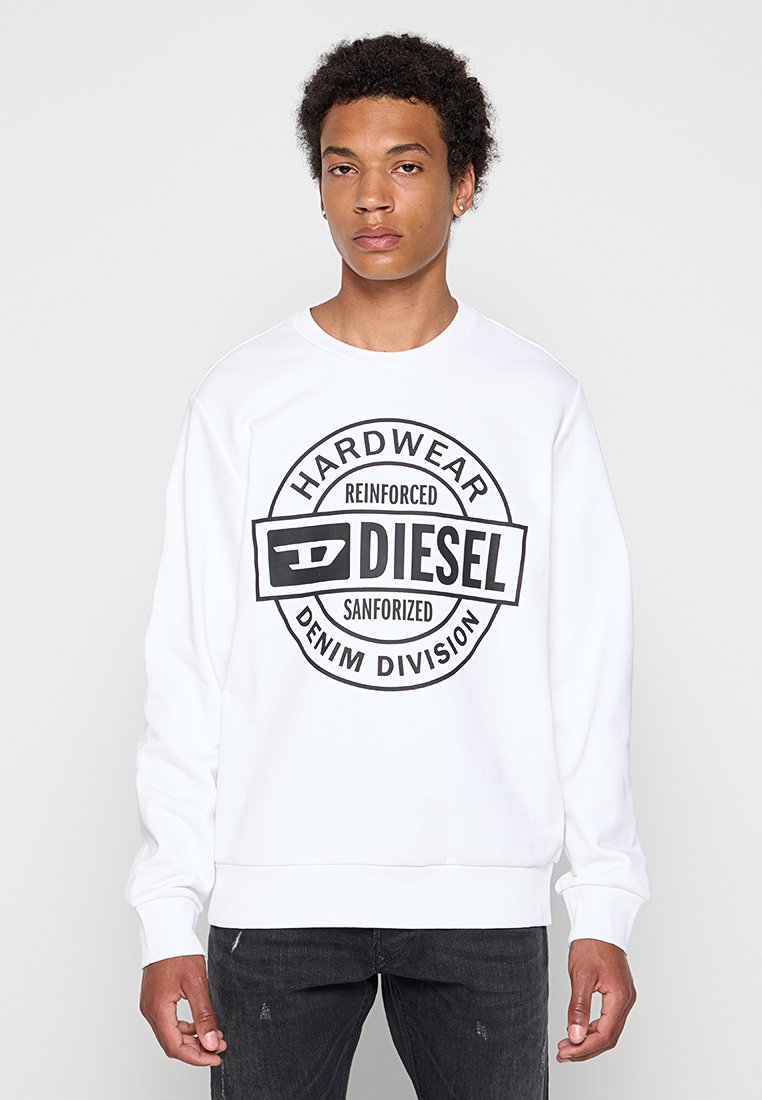Weißes Sweatshirt mit einem großen schwarzen runden Logo und den Texten: "HARDWEAR", "DIESEL", "REINFORCED" und "DENIM DIVISION." Lange Ärmel.
