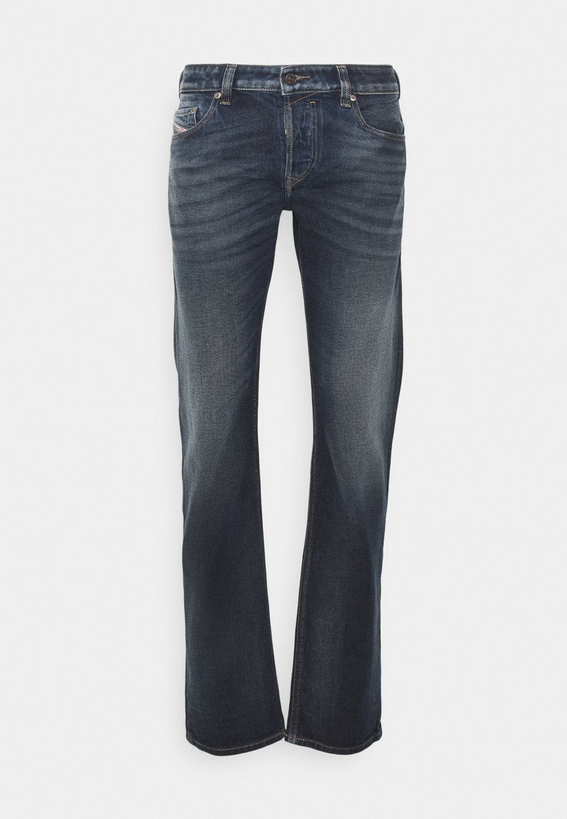 Dunkelblaue Denim-Jeans mit geradem Schnitt. Verfügt über fünf Taschen, einen Reißverschluss und kontrastierende Nähte. Geschmeidige Textur mit leichter Verwaschung.