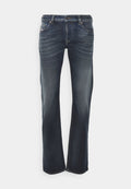 Dunkelblaue Denim-Jeans mit geradem Schnitt. Verfügt über fünf Taschen, einen Reißverschluss und kontrastierende Nähte. Geschmeidige Textur mit leichter Verwaschung.