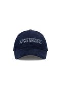 Marineblaues Baseballcap aus weichem Stoff, mit gesticktem Text "LES DEUX" in Hellblau, verstellbarem rückseitigen Riemen und gebogenem Schirm.