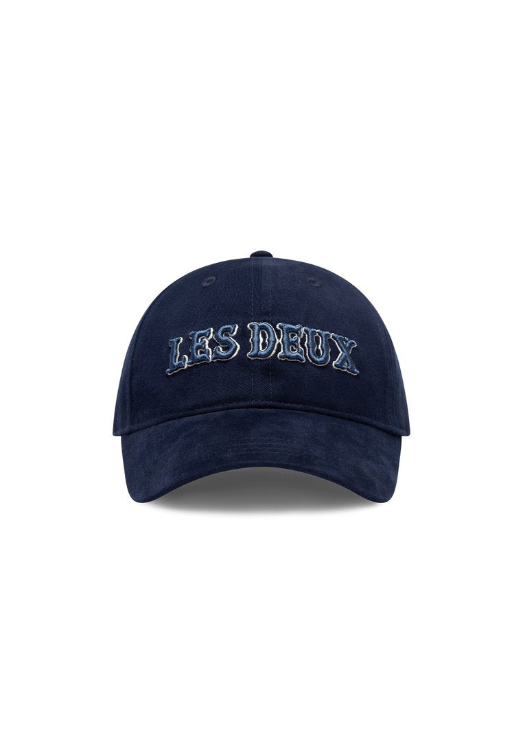 Marineblaues Baseballcap aus weichem Stoff, mit gesticktem Text "LES DEUX" in Hellblau, verstellbarem rückseitigen Riemen und gebogenem Schirm.