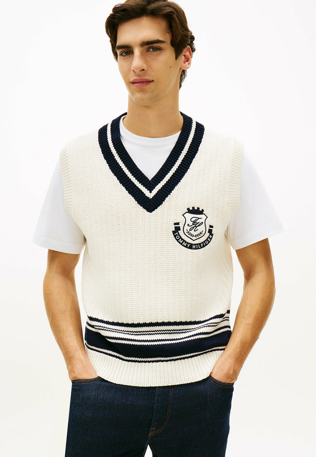  CREST APPLIQUÉ V-NECK  Media 3