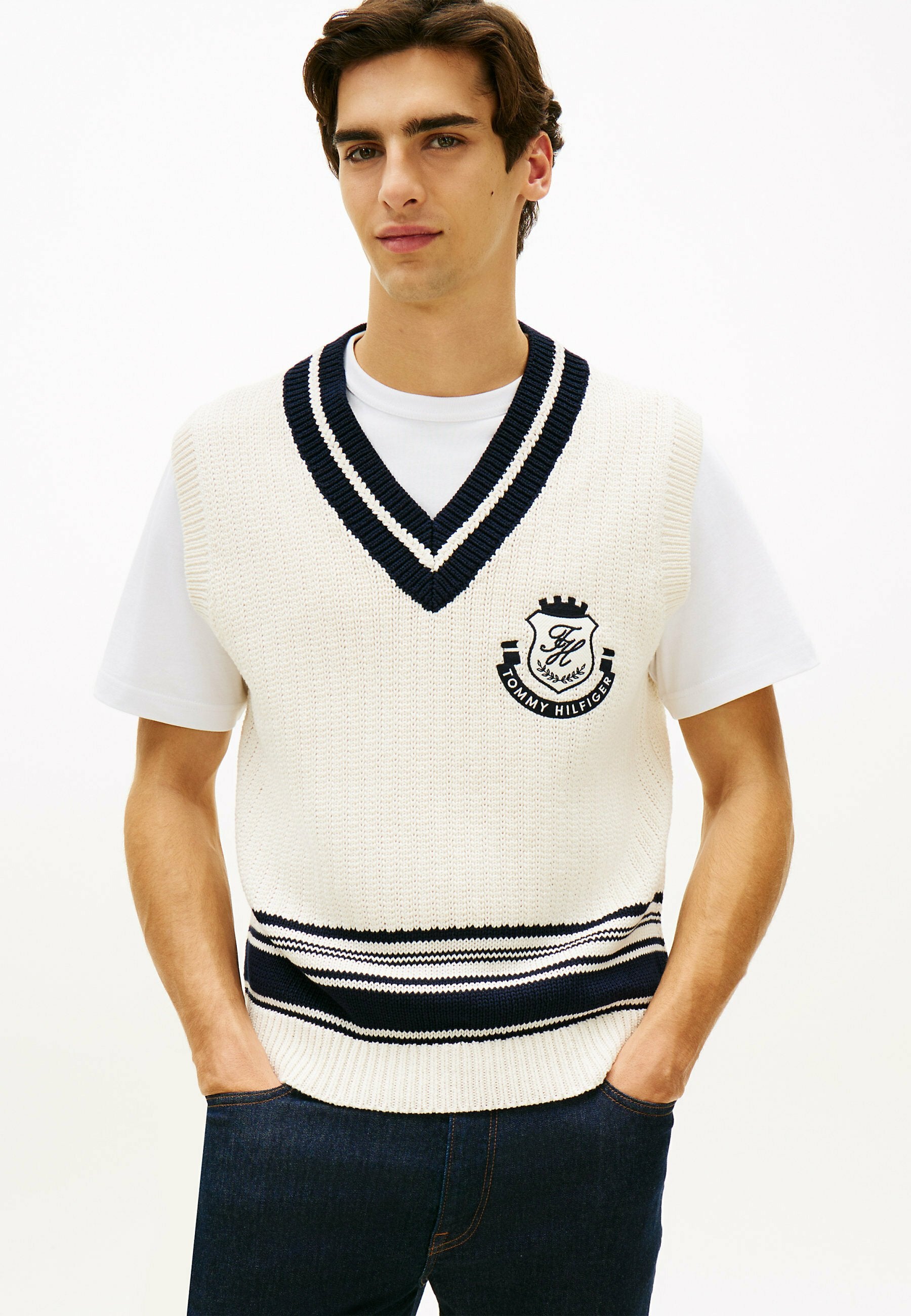  CREST APPLIQUÉ V-NECK  Media 3