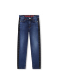 Dunkelblaue Jeans aus Denim mit schwarzen Seitenpaneelen, schlanke Passform, fünf Taschen und roten "HUGO 1993"-Details am Bund.