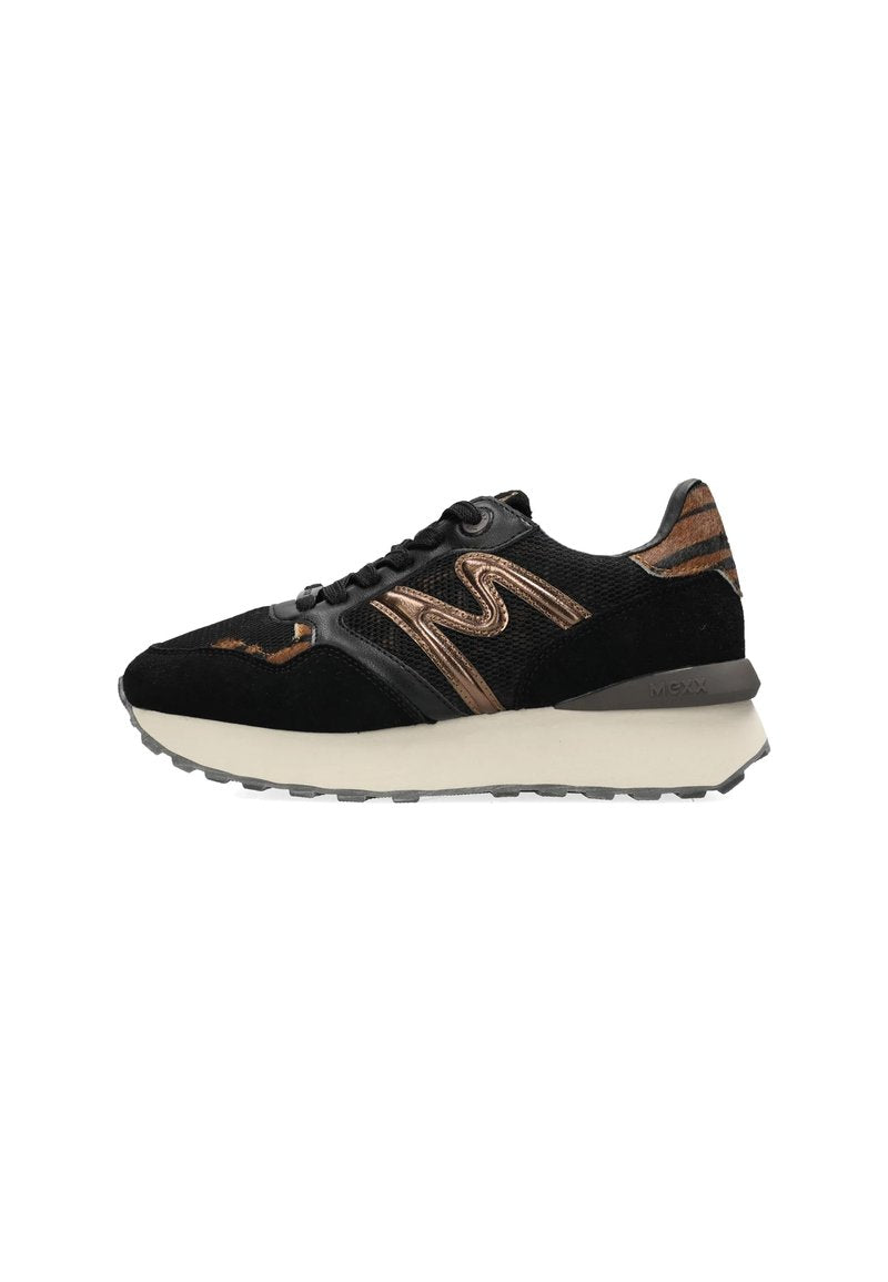 Schwarze Sneaker mit beiger Sohle, bronzefarbenem metallischen Logo und Tigerstreifenakzenten an Ferse und Zehenbereich, seitliche Ansicht auf weißem Hintergrund.