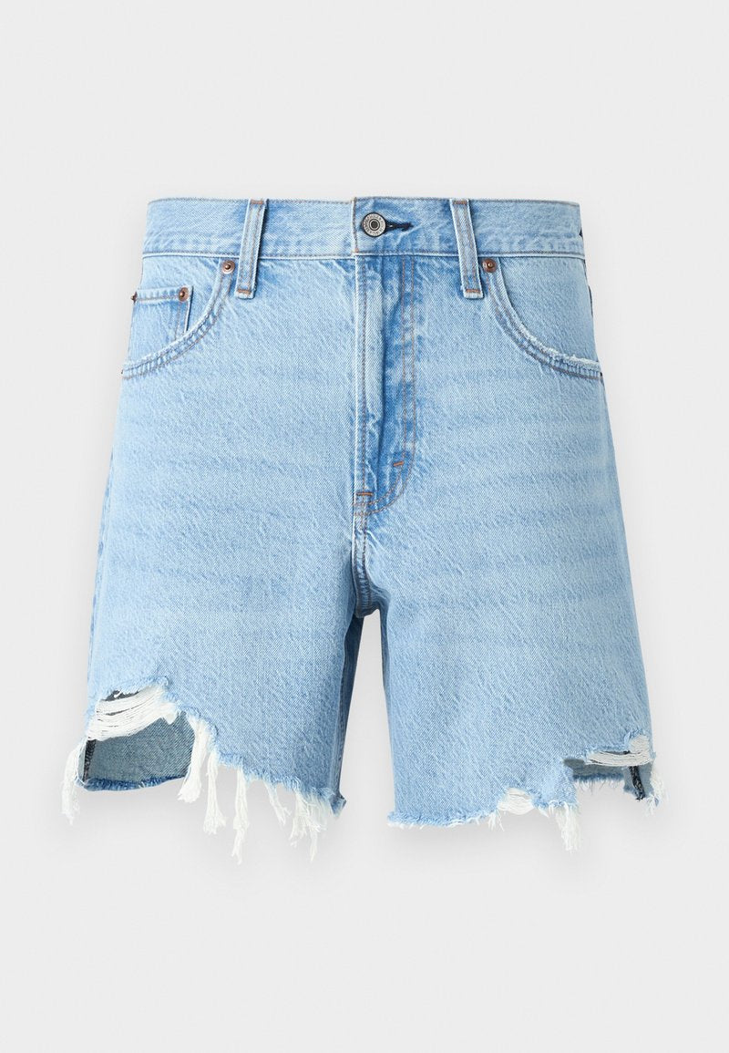 Hellblaue Denim-Shorts mit klassischem Fünf-Taschen-Design, ausgefranster Säume und abgetragenen Details auf der Vorderseite.