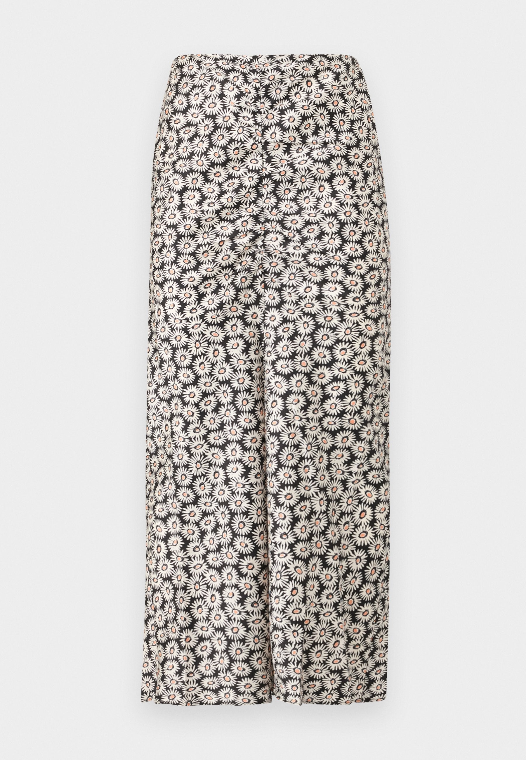Blumenmuster-Hosen mit weitem Bein, die einen schwarzen Hintergrund mit weißen Gänseblümchen und roten Akzenten aufweisen, aus leichtem Stoff mit glatter Textur gefertigt.