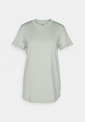 Helles grünes T-Shirt mit kurzen Ärmeln und Rundhalsausschnitt. Weiche Textur, minimalistisches Design mit einem kleinen schwarzen Logo auf der Brust.