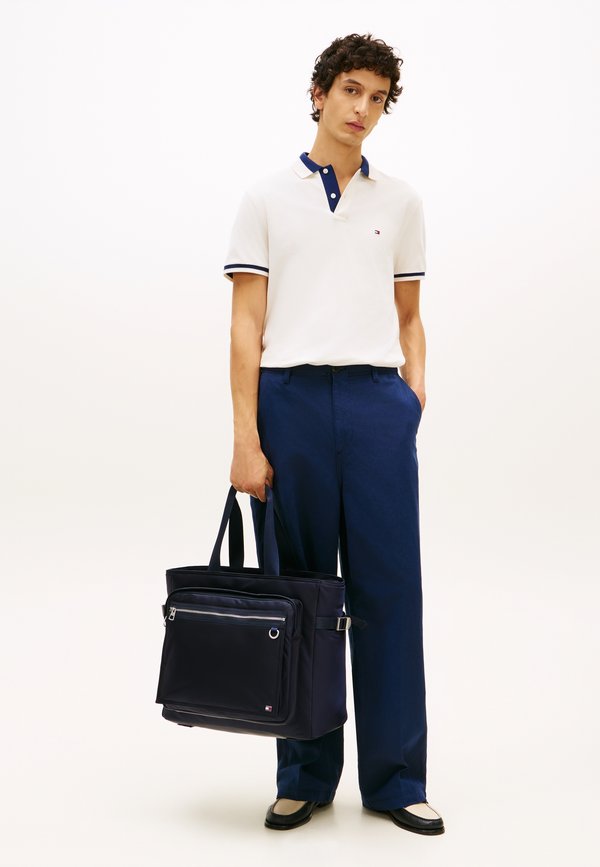 Tommy Hilfiger ENAMEL FLAG TRAVEL WEEKENDER BAG - Weekend bag - space blue