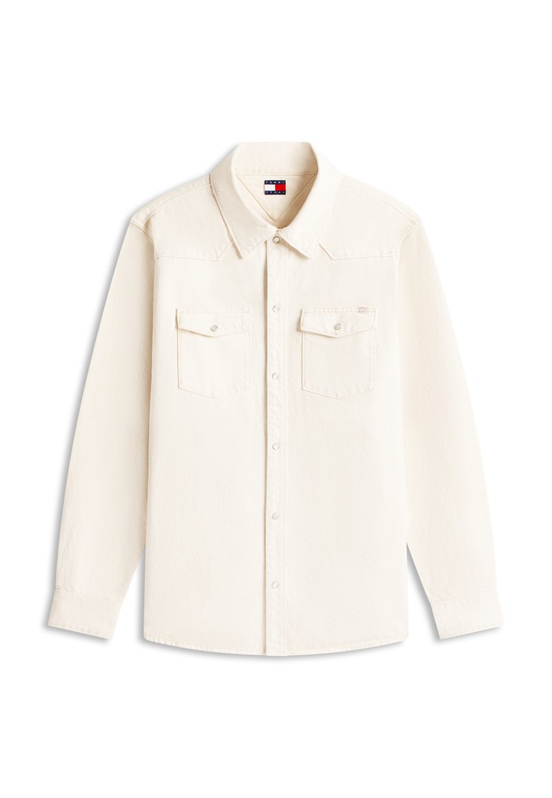 Off-white langärmliges Hemd mit Knopfleiste, Kragen, zwei Brustklappentaschen mit Knöpfen und Tommy Jeans Logoetikett auf der Innenseite des Kragens.