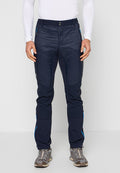 Marineblaue isolierte Hose mit glatter Textur, seitlichen Taschen, kontrastierenden blauen Akzenten und einem schmal zulaufenden Design.