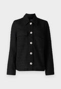 Schwarze strukturierte Jacke mit Kragen, zwei vorderen Taschen und sechs dekorativen silberfarbenen, blütenförmigen Knöpfen in der Mitte.