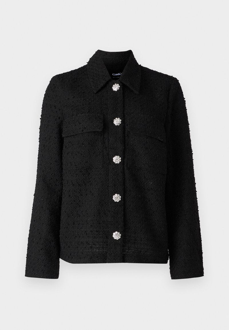Schwarze strukturierte Jacke mit Kragen, zwei vorderen Taschen und sechs dekorativen silberfarbenen, blütenförmigen Knöpfen in der Mitte.