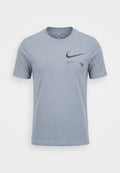 Hellgraues Nike T-Shirt mit kurzen Ärmeln, schwarzem Swoosh-Logo und kleinem gedrucktem Text auf der linken Brust.