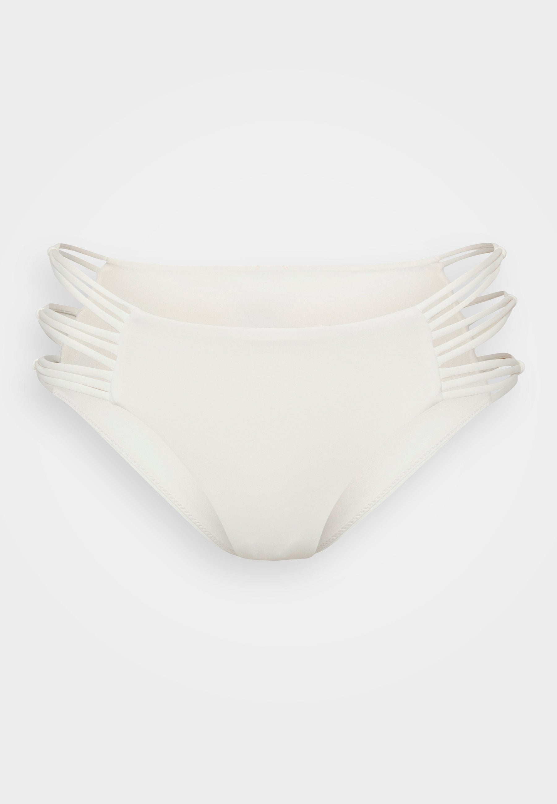 Weiße Bikini-Höschen mit glatter Textur, minimaler Bedeckung und mehreren dünnen Seitenbändern für zusätzliche Designdetails.