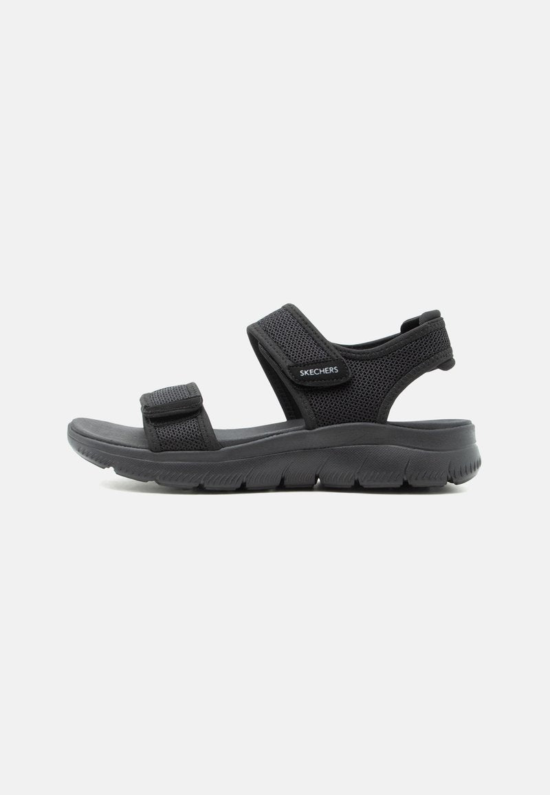 Schwarze Skechers Sandale mit offenem Zehenbereich, zwei verstellbaren Mesh-Riemen und einer gepolsterten, strukturierten Sohle für Komfort und Halt.
