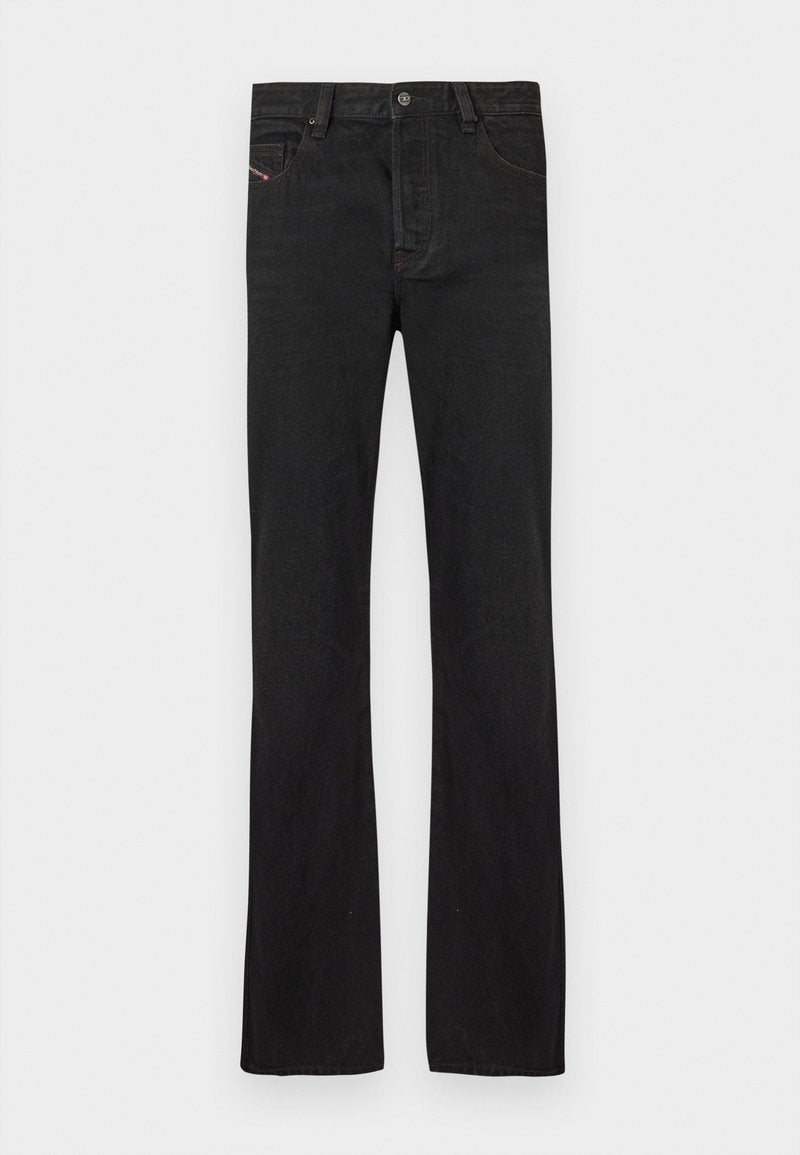 Schwarze Denim-Jeans mit geradem Schnitt, fünf Taschen, einem vorderen Knopfverschluss und dezenten roten Nähten an der linken Tasche.