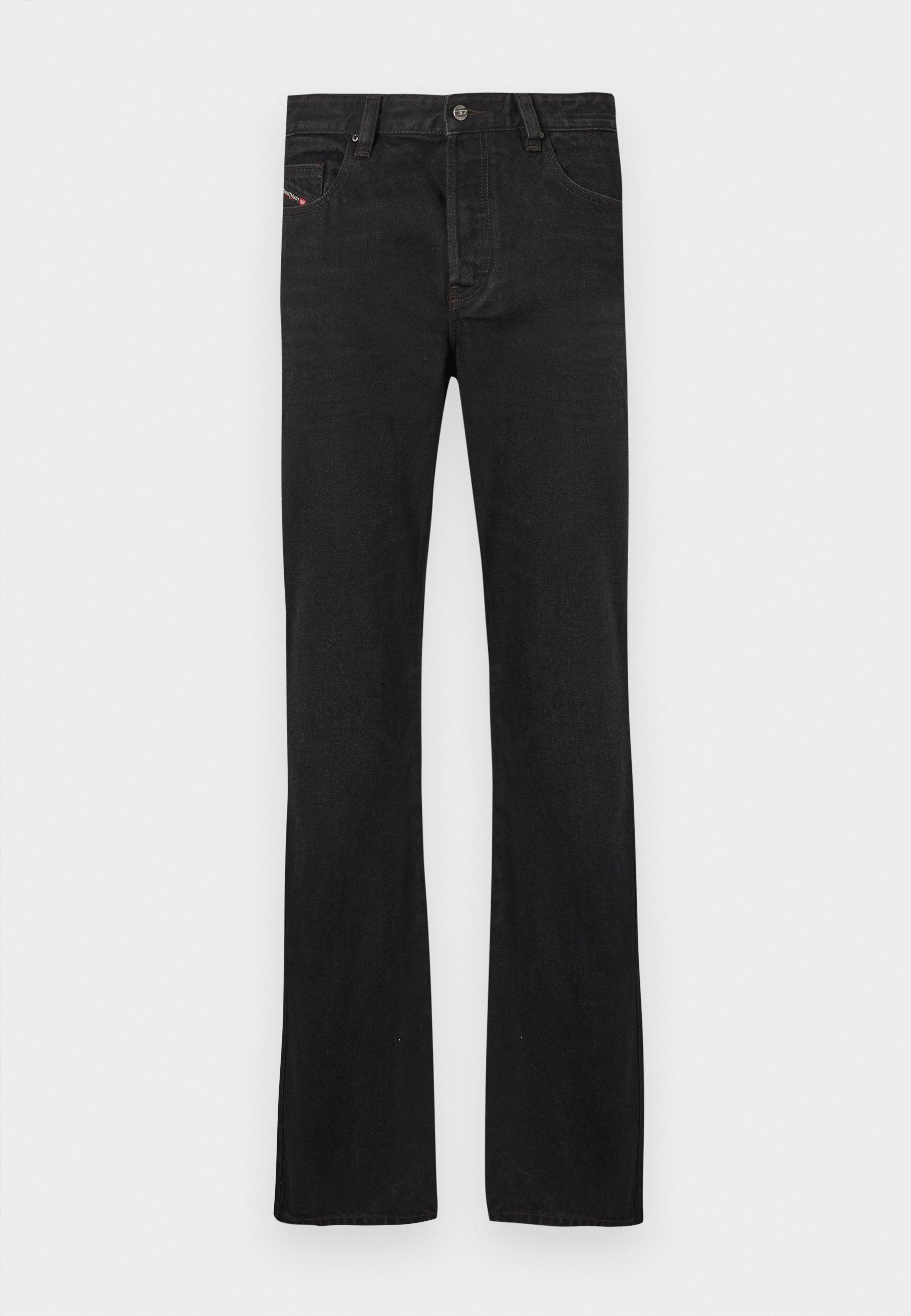 Schwarze Denim-Jeans mit geradem Schnitt, fünf Taschen, einem vorderen Knopfverschluss und dezenten roten Nähten an der linken Tasche.