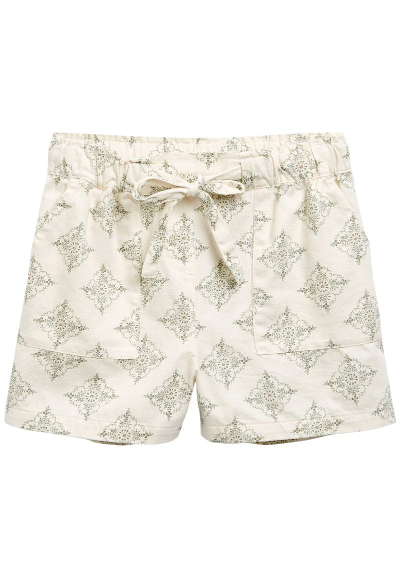 Bequeme Shorts aus Baumwolle in Creme mit einem grünen floralen Rautenmuster, elastischem Bund und Kordelzug. Verfügt über zwei Seitentaschen.
