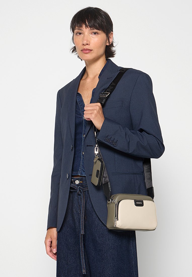 DKNY CAIDEN