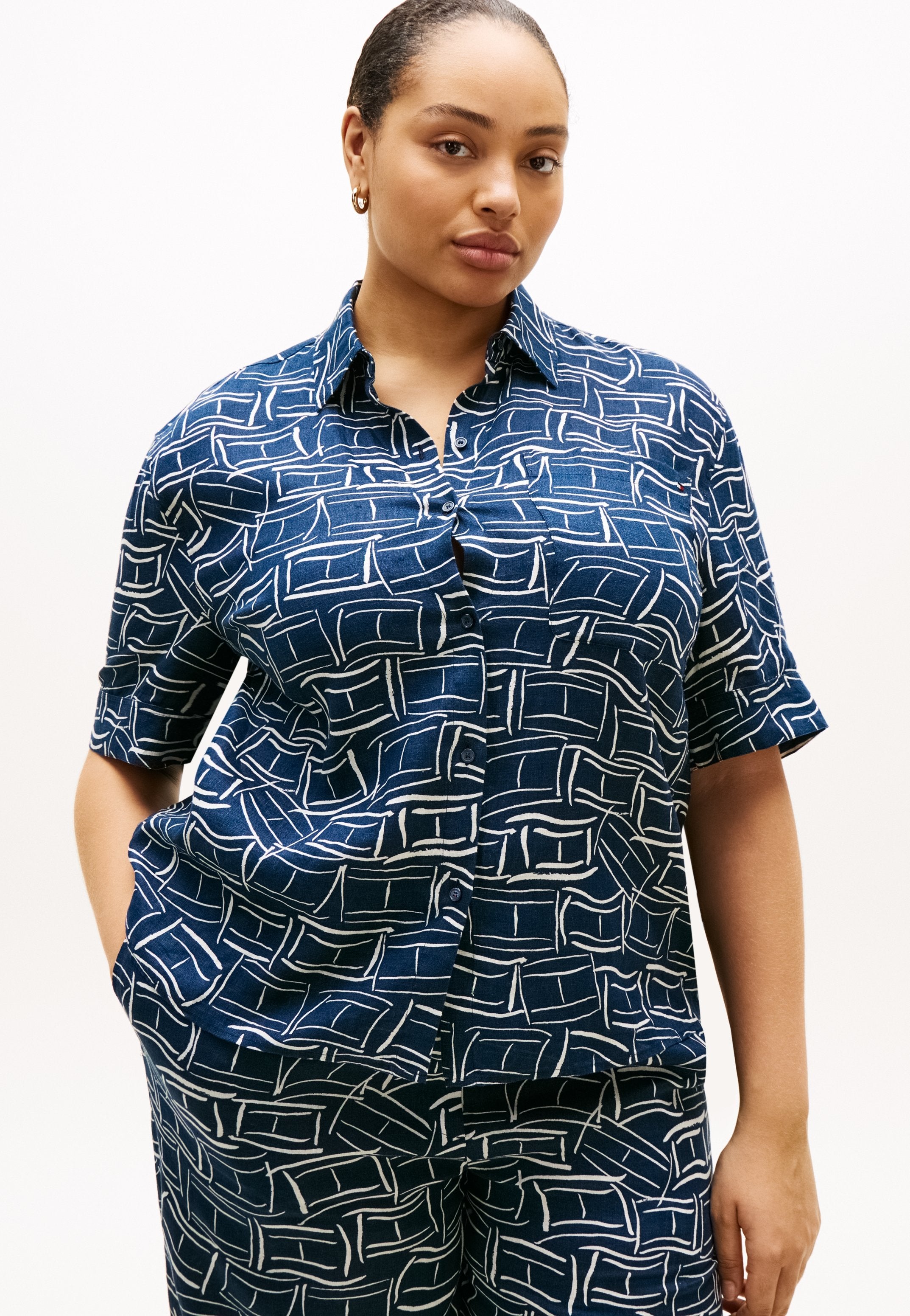 CURVE RELAXED FIT PURE LINEN SHIRT Media 3