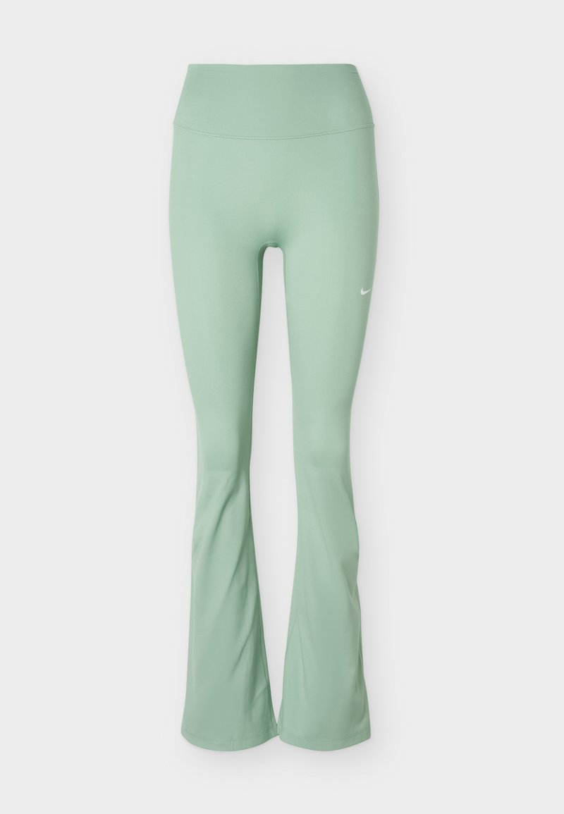 Hellgrüne, hoch taillierte, ausgestellte Sportleggings mit kleinem weißen Nike-Logo am oberen Oberschenkel, vor schlichtem Hintergrund dargestellt.