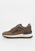 Brauner Sneaker mit Wildleder- und Ledereinsätzen, weißer Zwischensohle, schwarzen Akzenten und Gummiaußensohle, im Seitenprofil auf weißem Hintergrund dargestellt.