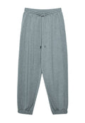 Graue Jogginghose aus weichem Material, mit elastischem Bund und Kordelzug, verengten Bündchen und seitlichen Eingrifftaschen.