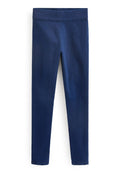 Marineblaue Slim-Fit-Hose mit elastischem Bund, auf einem weißen Hintergrund präsentiert.