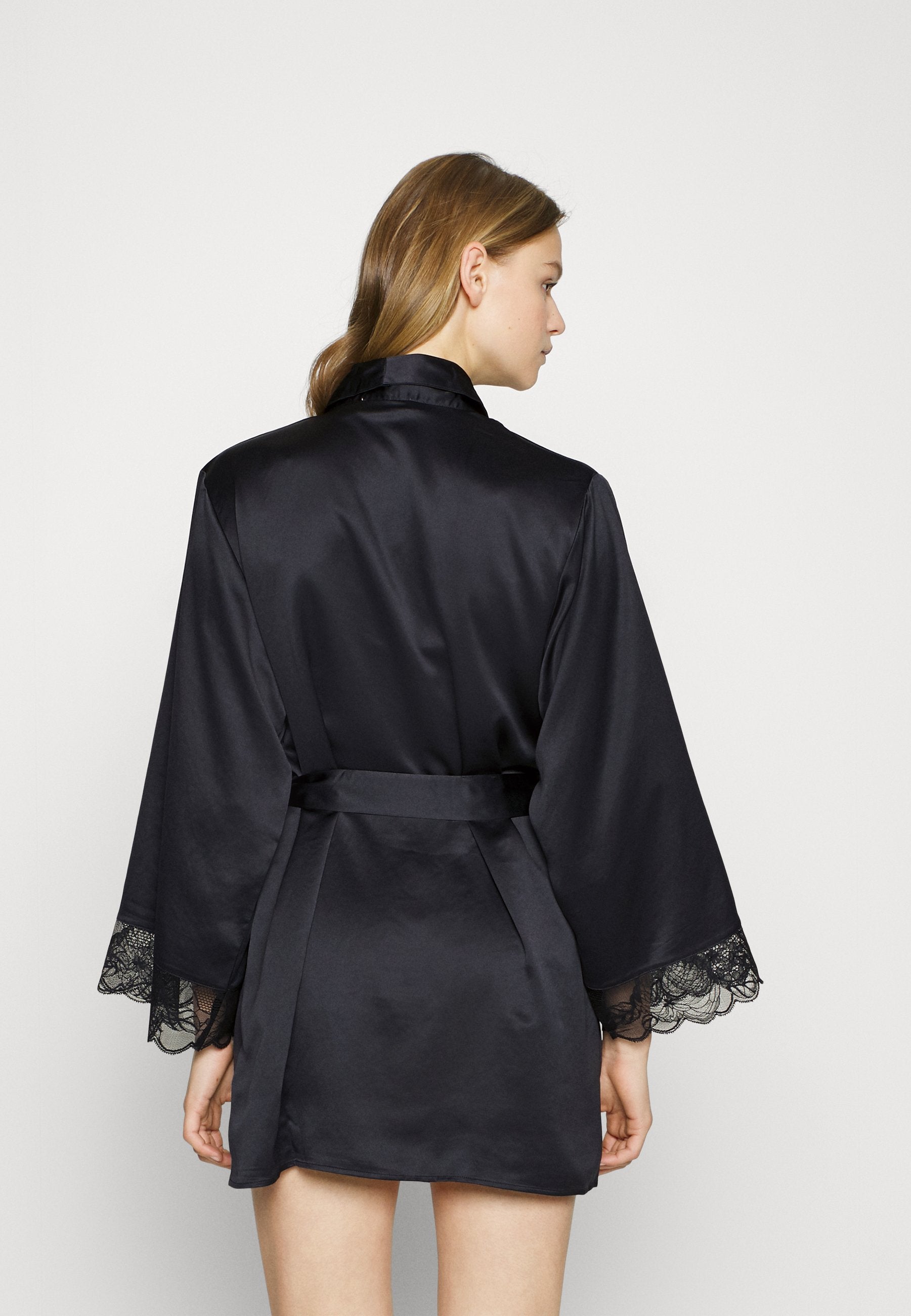 Chantelle MIDNIGHT FLOWERS OVER KIMONO