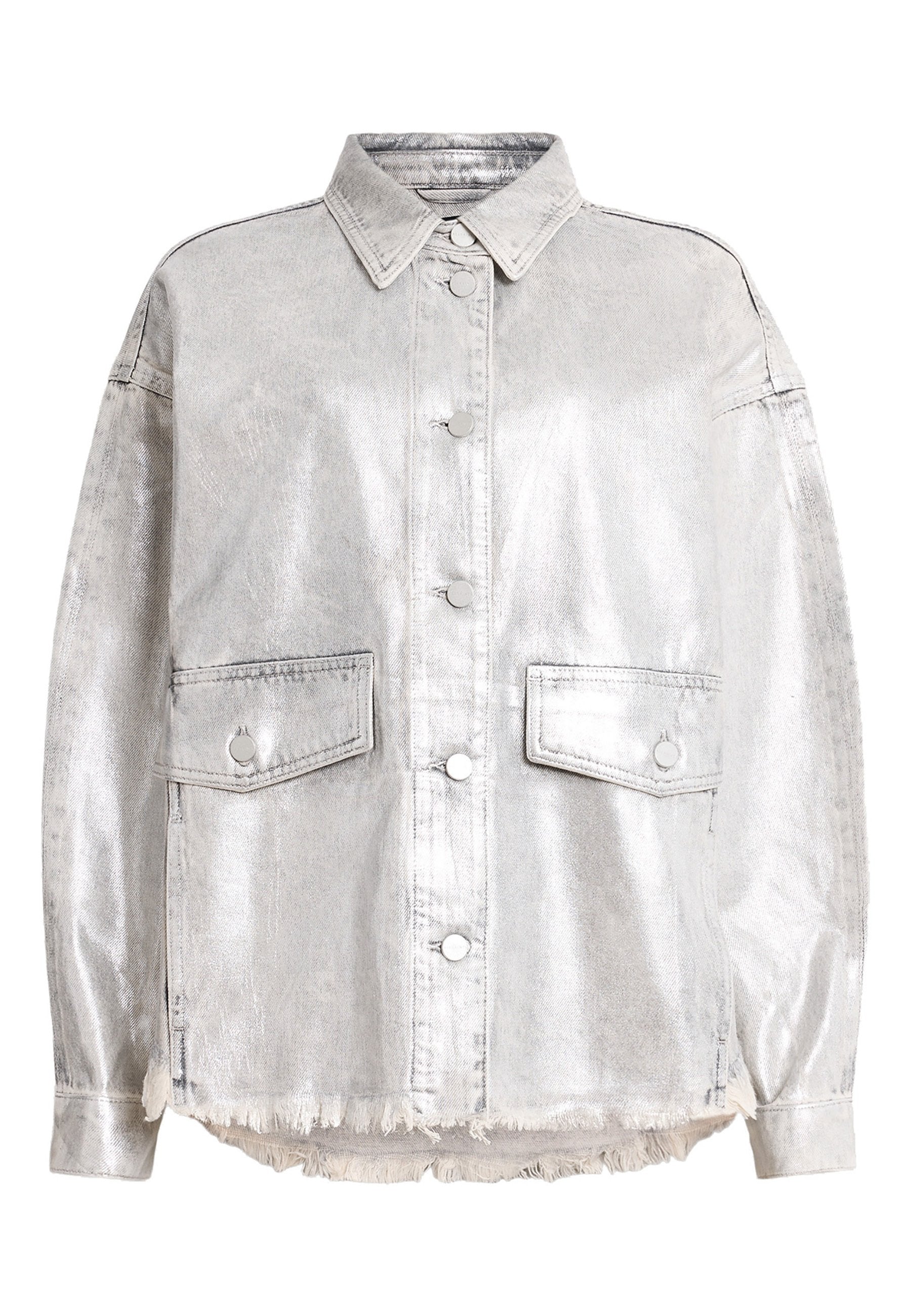 Silberfarbene metallische Jeansjacke mit einer Knopfleiste, zwei frontalen Taschen und einem ausgefransten Saum. Sie verfügt über einen klassischen Kragen und lange Ärmel.