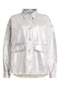 Silberfarbene metallische Jeansjacke mit einer Knopfleiste, zwei frontalen Taschen und einem ausgefransten Saum. Sie verfügt über einen klassischen Kragen und lange Ärmel.