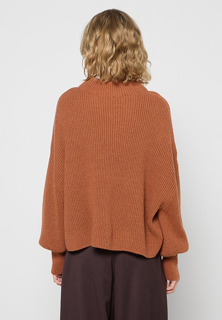 CLOSED FUNNEL NECK LONG SLEEVE