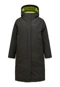 Langer schwarzer Parka mit Kapuze, ausgestattet mit einem leuchtend grünen Innenfutter. Hergestellt aus einem glatten, wasserabweisenden Material, minimalistisches Design.