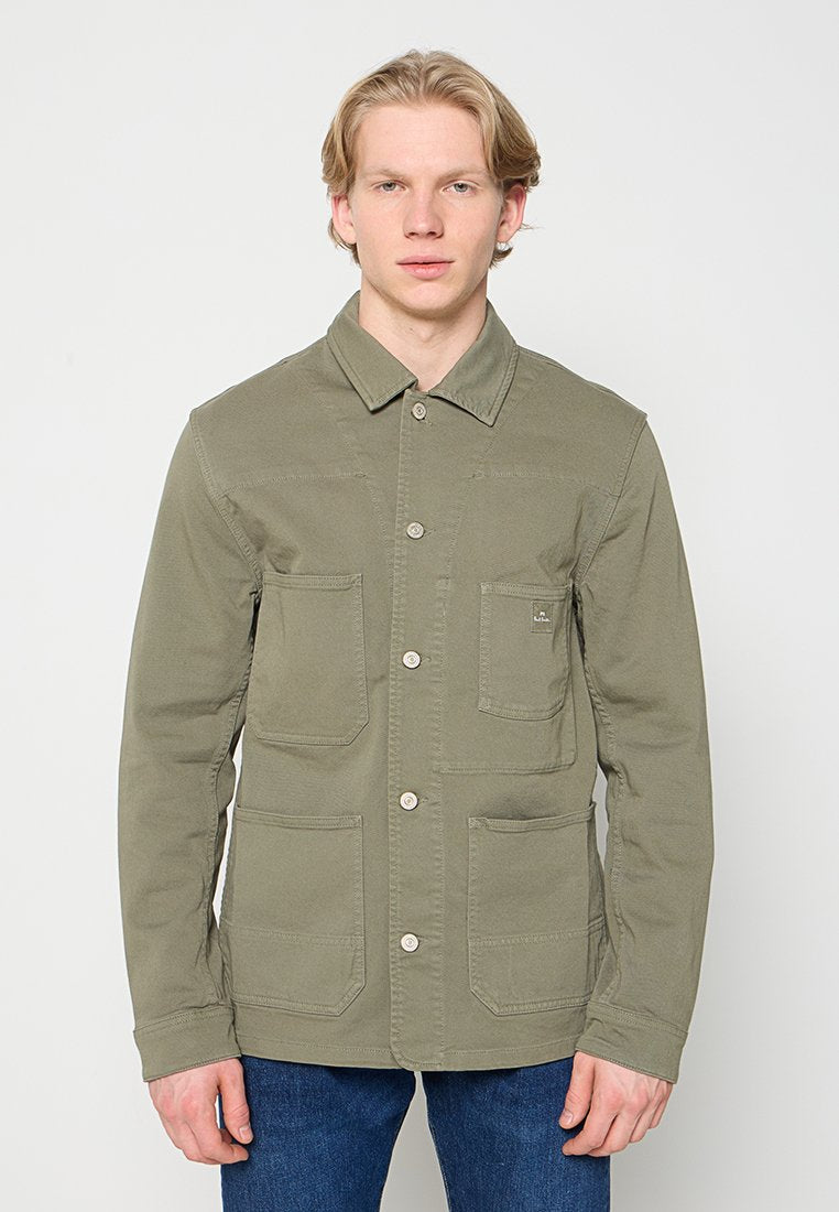 Olivgrüne, knöpfbare Jacke aus Baumwolle mit langen Ärmeln, zwei Fronttaschen und einem einfachen Kragen.