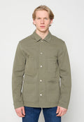 Olivgrüne, knöpfbare Jacke aus Baumwolle mit langen Ärmeln, zwei Fronttaschen und einem einfachen Kragen.